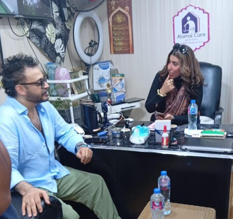 صورة 2 من زيارة الفنان إيساف لدار مسنين الامل كير بالمعادي